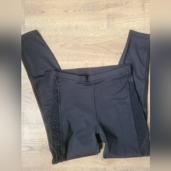 Fabletics black leggings with mesh side inserts EUC Size small - Picture 2 of 9